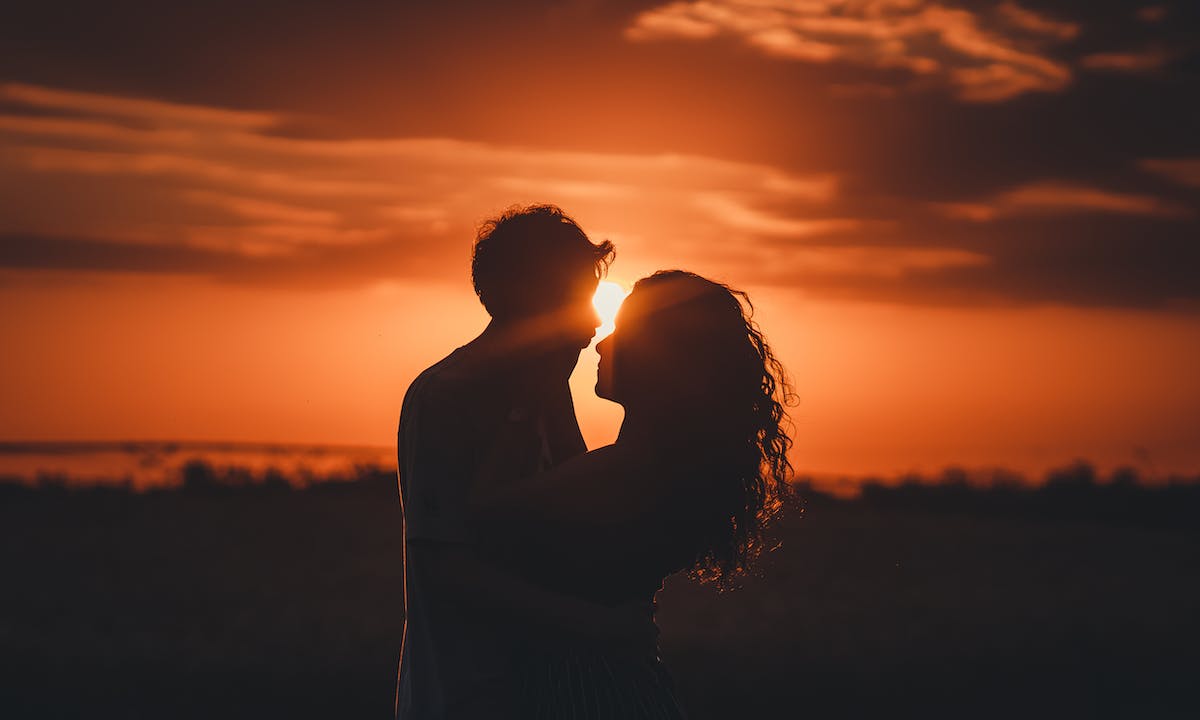 Stress e sessualità femminile: una coppia al tramonto affronta lo stress