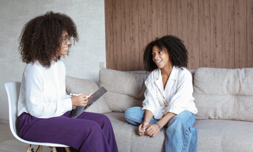 False credenze sulla psicologia: una ragazza parla con un terapeuta
