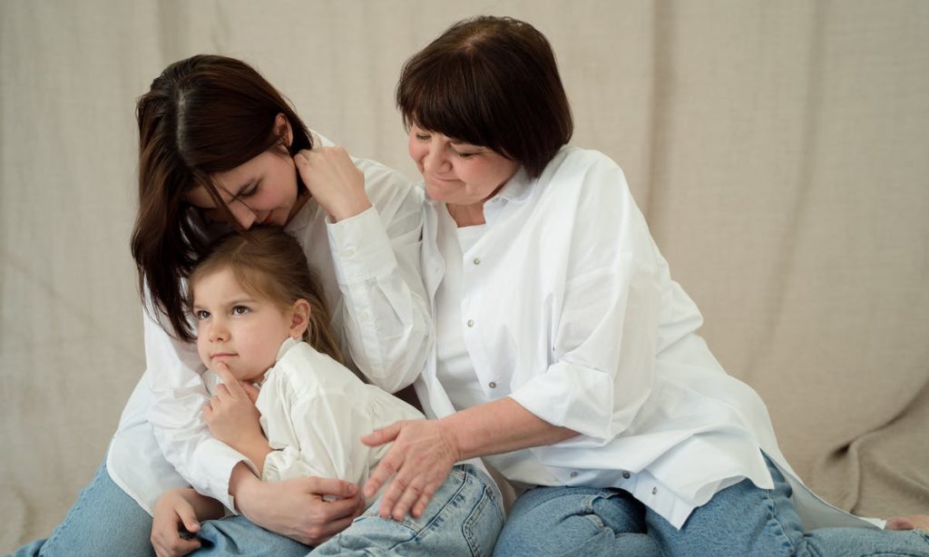 Esorcizzare le paure: una mamma e una nonna abbracciano una bimba