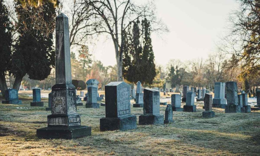 Sognare di camminare in un cimitero: lapidi