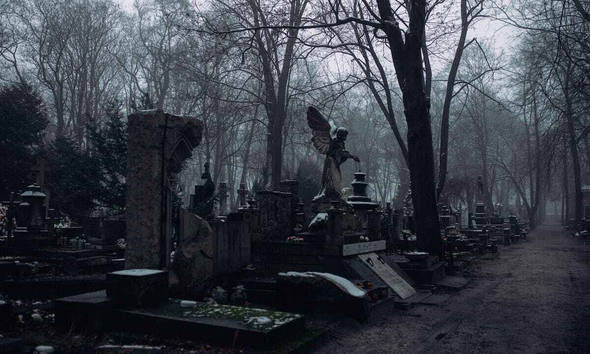 Sognare di camminare in un cimitero: camposanto nella nebbia