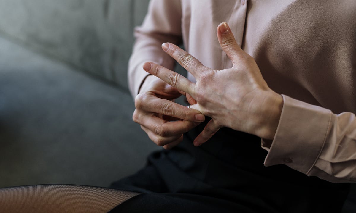 Affrontare una separazione: una donna si toglie la fede