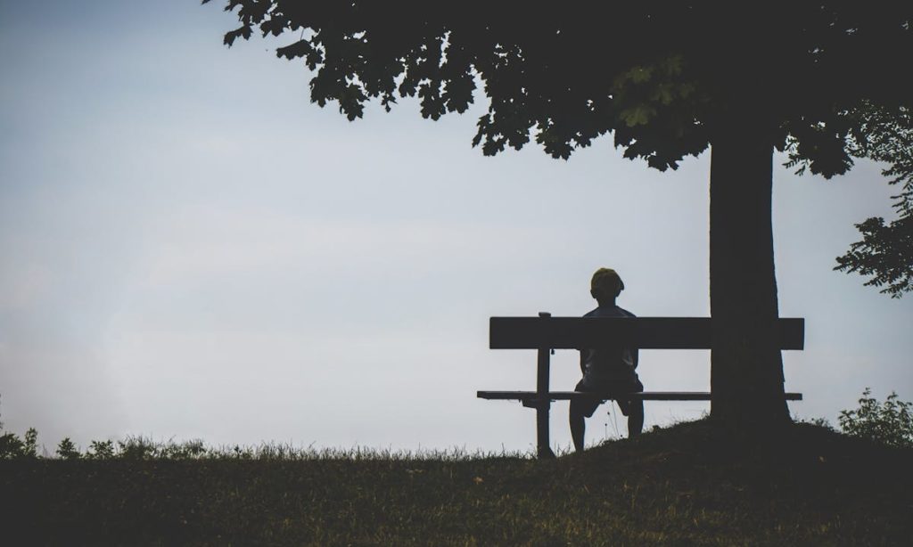 Amare la solitudine: un uomo solo seduto su una panchina