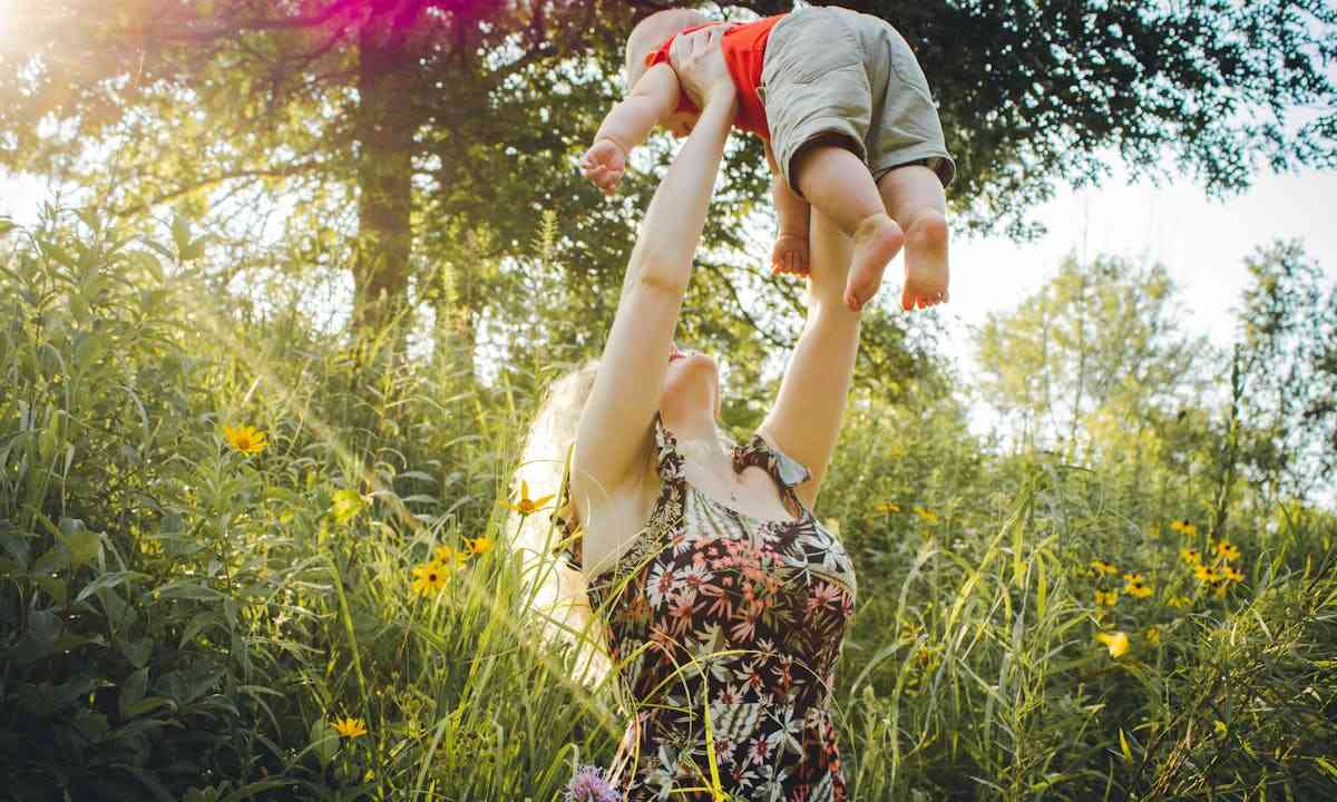 Amore evitante: una madre solleva in aria il suo bambino