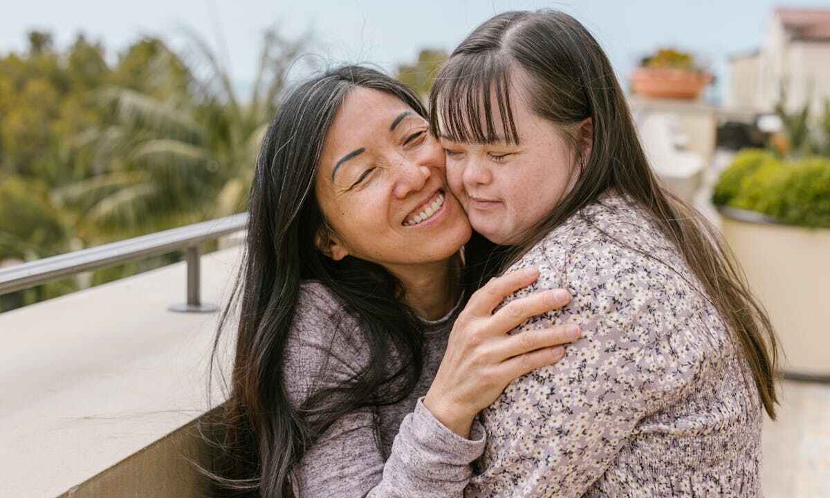 Ecolalia: una madre abbraccia sua figlia autistica