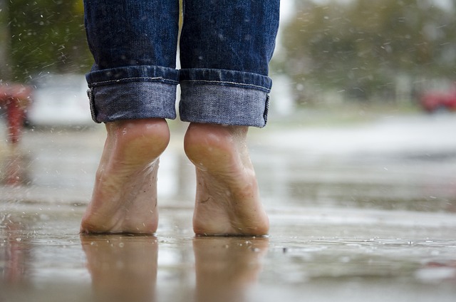piedi nudi sotto la pioggia