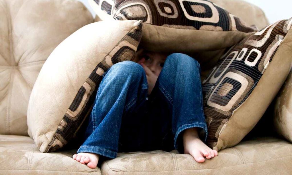 Trasformare la paura in coraggio: un bambino nascosto tra i cuscini