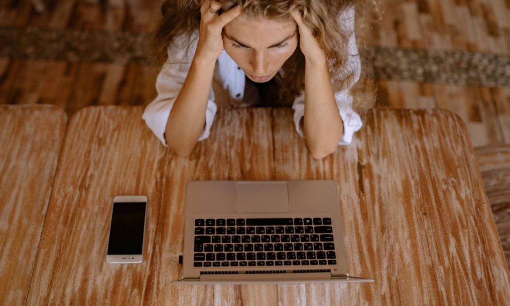 Attaccamento ansioso: una ragazza in ansia di fronte al computer