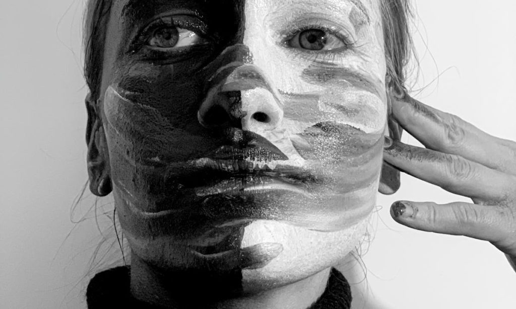 Litigare con un bipolare: faccia parzialmente nera e parzialmente bianca