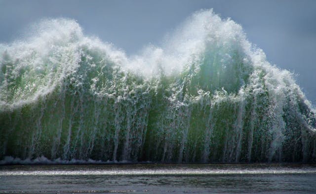 foto di un'onda anomala o tsunami