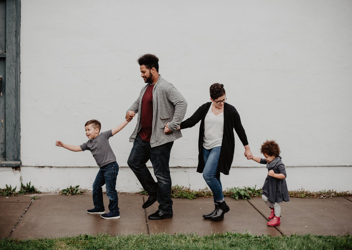 Costellazioni familiari: una famiglia cammina tenendosi per mano