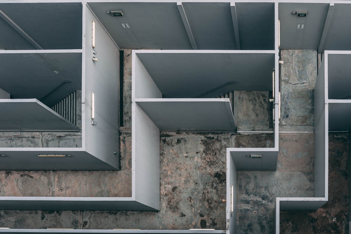 Derealizzazione: un labirinto