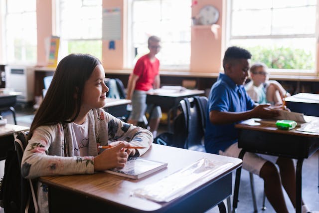 bambini tra i banchi di scuola