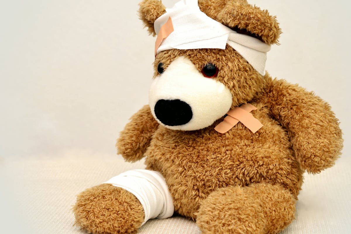Ferita narcisistica: un orsetto di peluche con dei cerotti