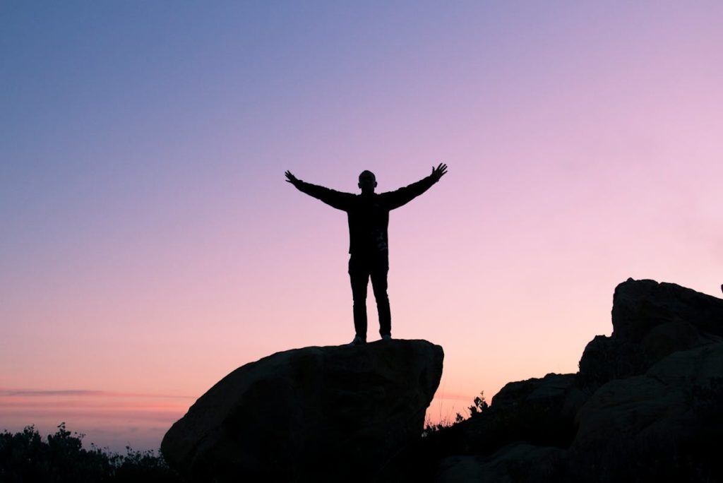 Frasi sulla gratitudine: un uomo su un maaso grato per la natura