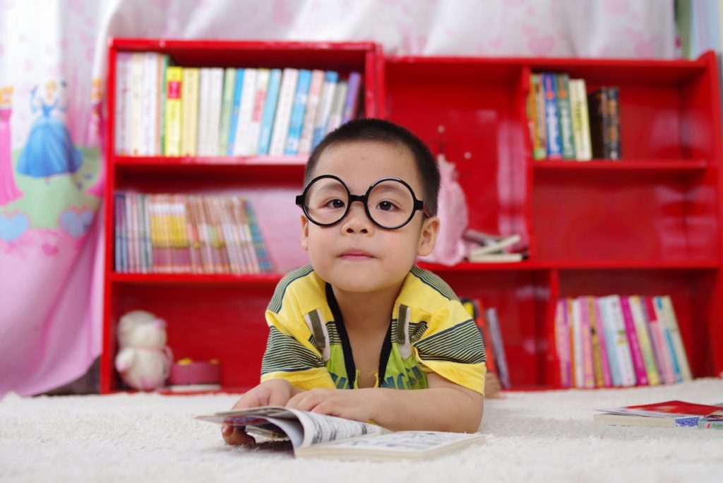 Funzioni esecutive nei bambini: un bambino che legge