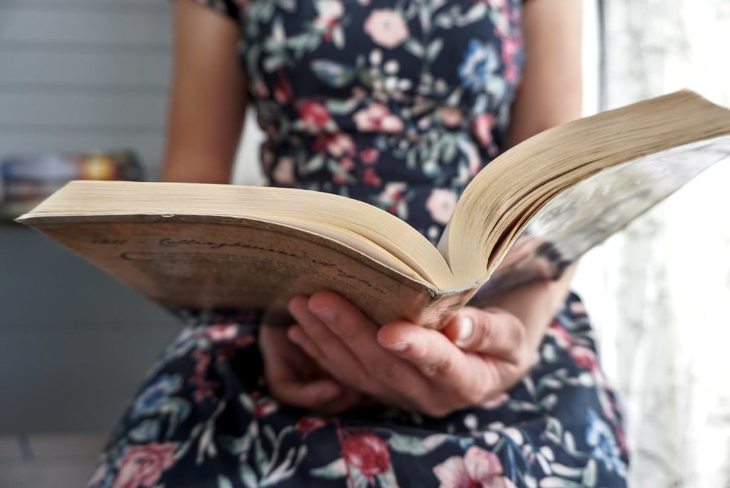 Il ritratto di Dorian Gray: una ragazza legge un libro