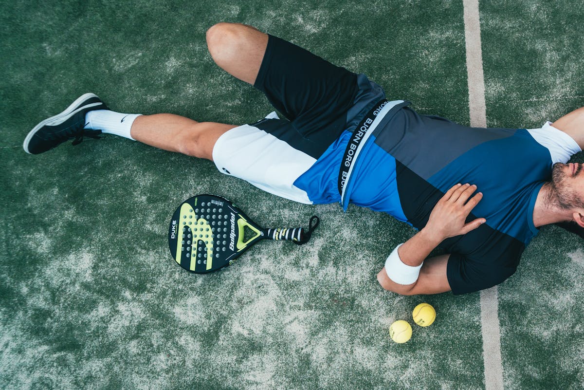 Inner game: un ragazzo disteso su un campo da tennis