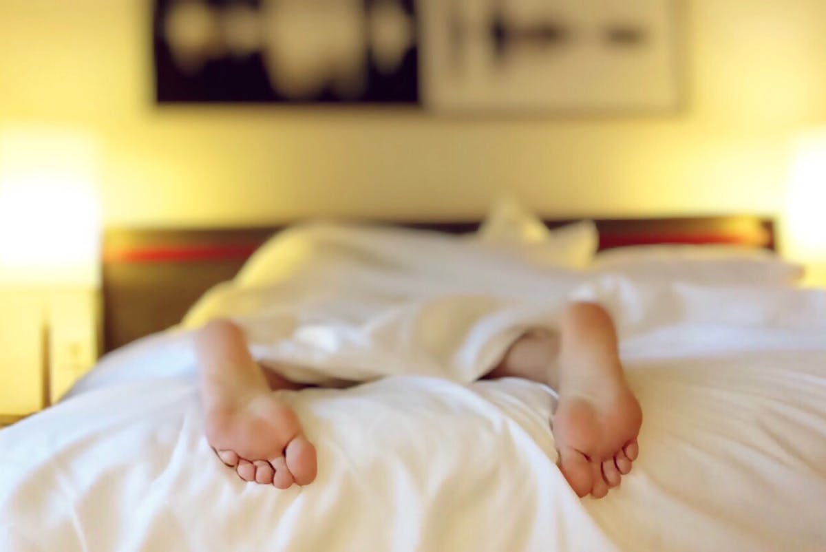 Paralisi del sonno: due piedi spuntano da sotto le coperte