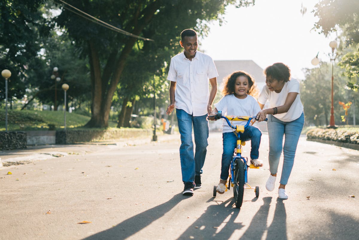 Sindrome di Edipo: una bambina impara ad andare in bicicletta assieme ai suoi genitori