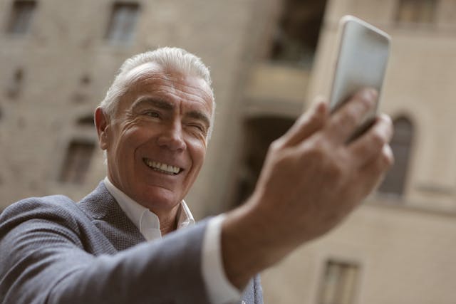 uomo anziano in videochiamata con lo sartphone