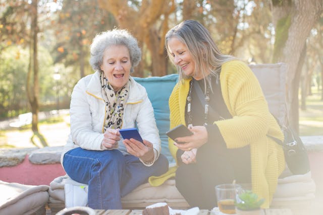persone anziane con gli smartphone