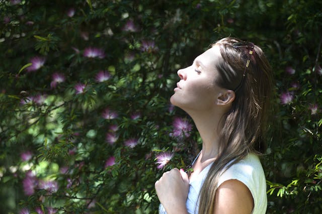 donna respira all'aria aperta