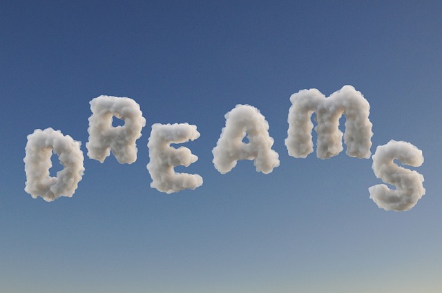nuvole formano la scritta dreams