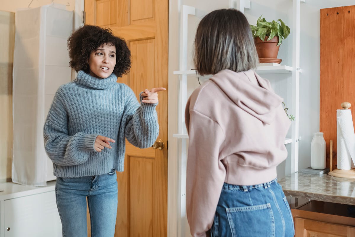 Perché le amicizie finiscono: due amiche che discutono