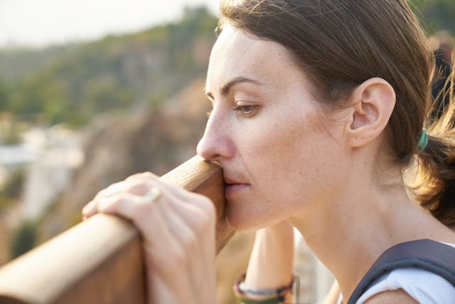 donna depressa guarda nel vuoto