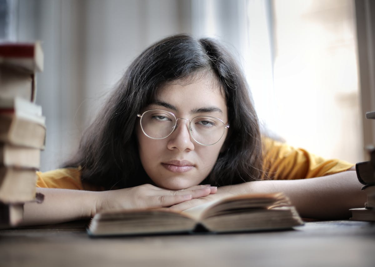 Tutto il resto è noia: una ragazza annoiata dallo studio