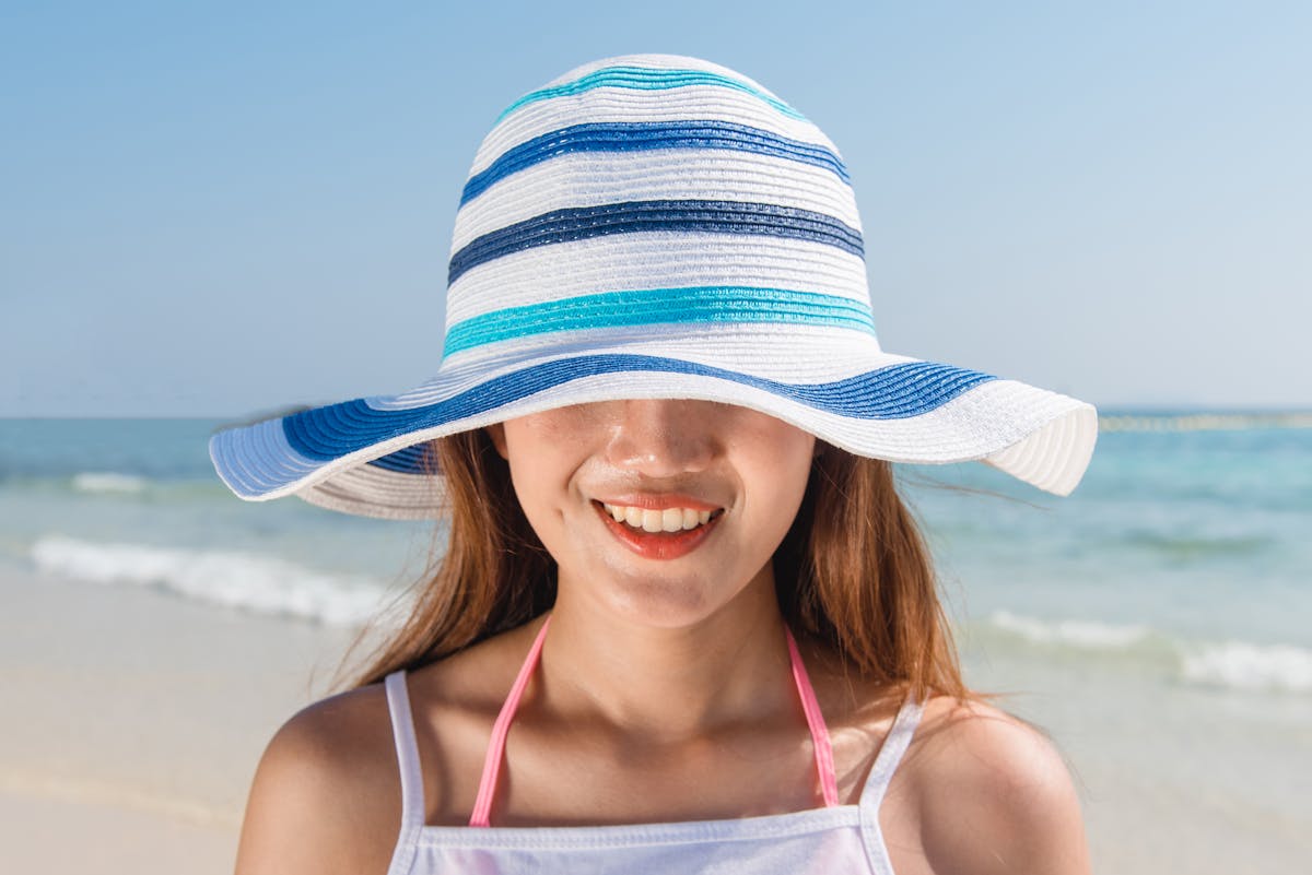 Vacanze in famiglia: una ragazza in vacanza al mare