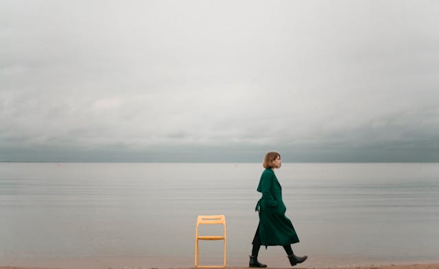 donna cammina da sola avanti al mare