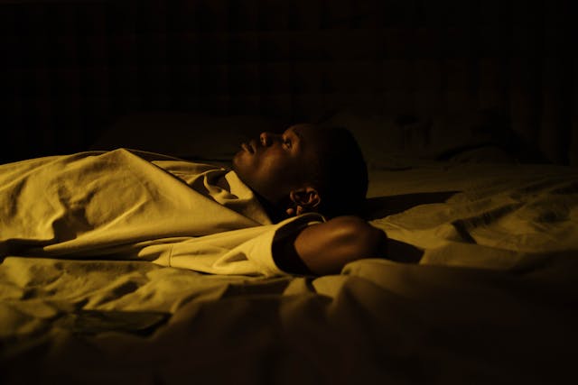 ragazzo disteso sul letto