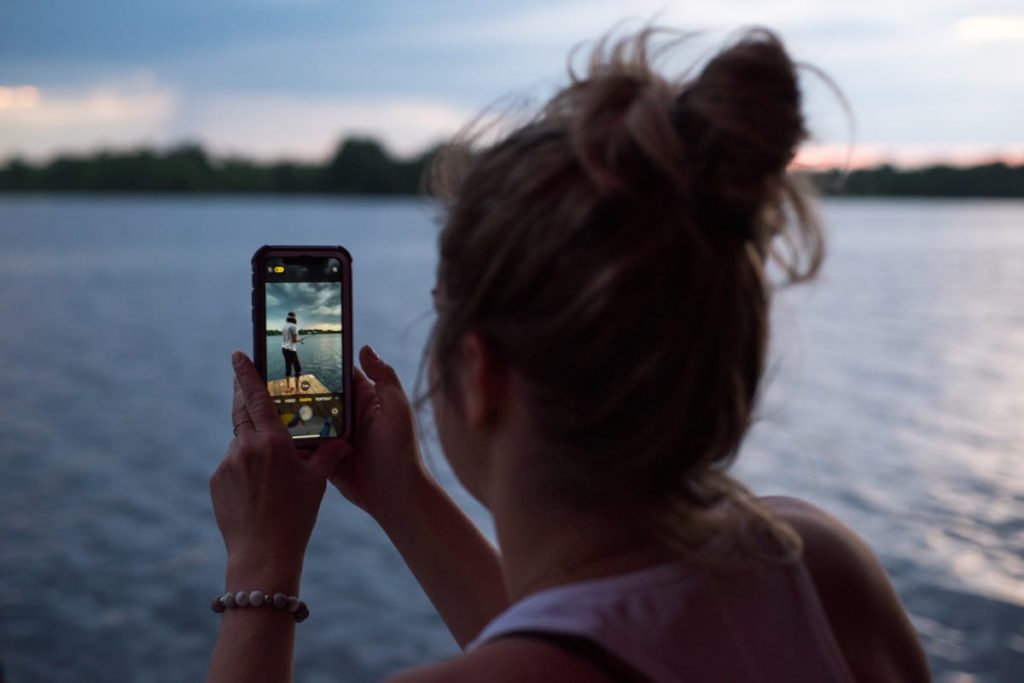 Cultura dell'urgenza: una ragazza impugna il suo telefono