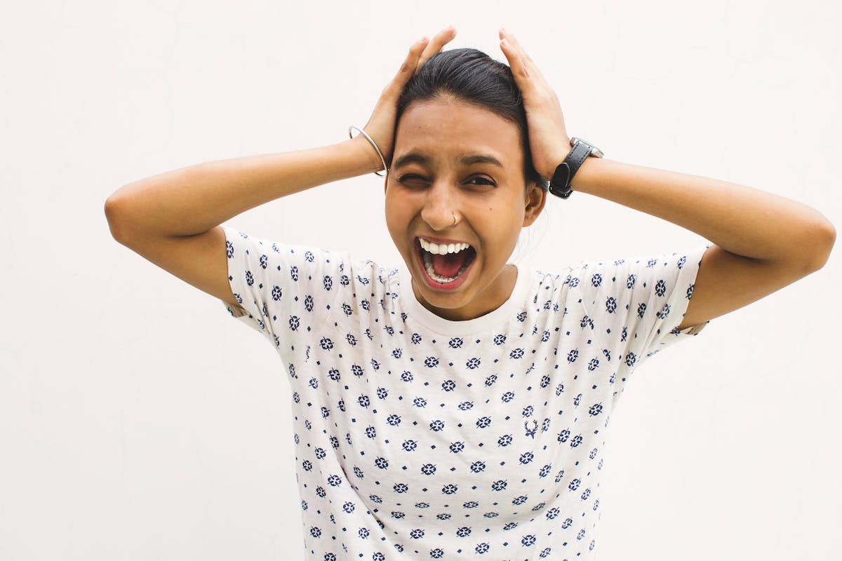 Febbre da stress: una ragazza visibilmente stressata