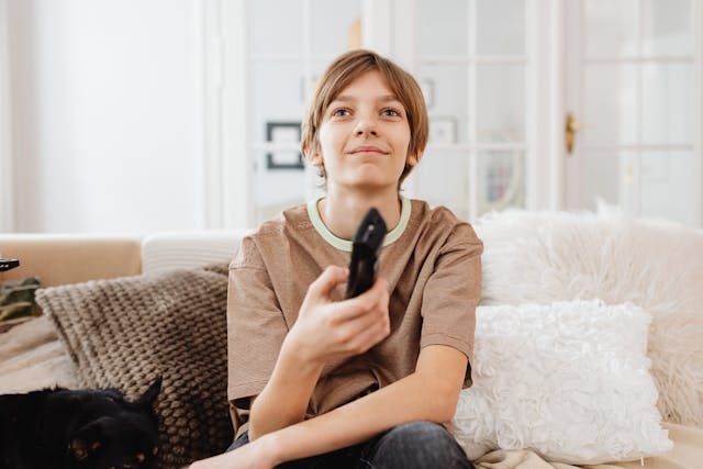 Ragazzino guarda la tv