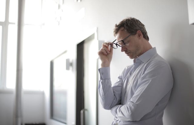 un uomo stressato