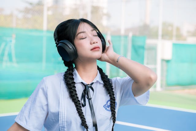 ragazza ascolta musica con le cuffie