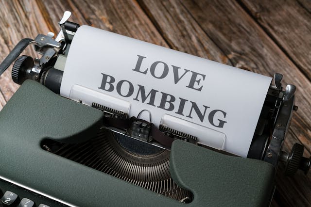 macchina da scrivere con foglio con scritto LOVE BOMBING