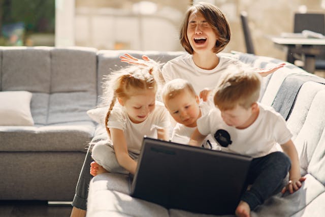 madre stressata con tre figli