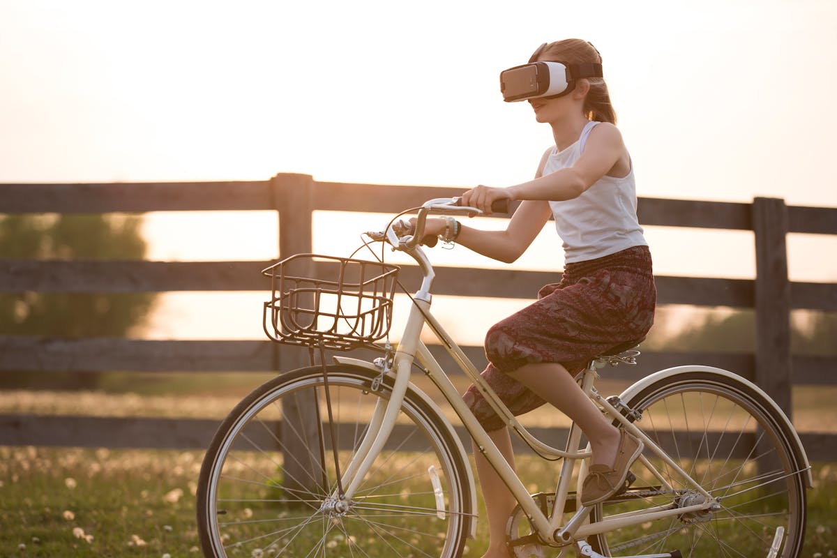 Esame di realtà: una ragazza pedala indossando un visore VR