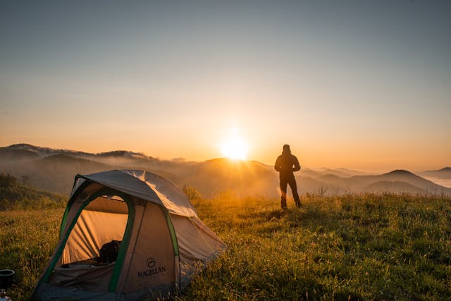 uomo che fa camping nella natura