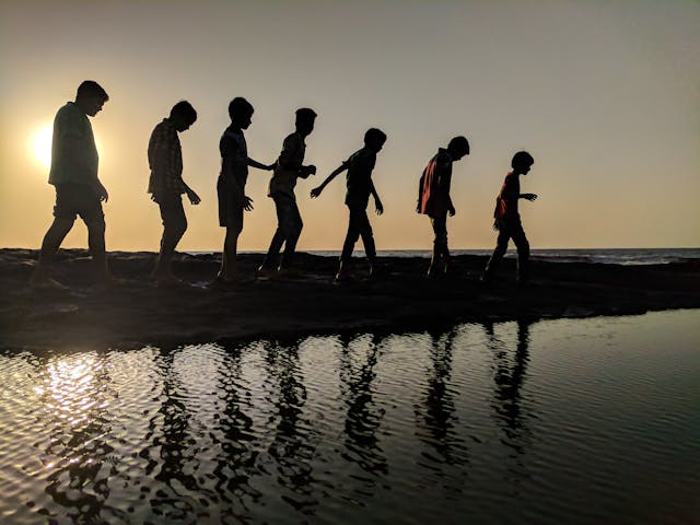 bambini che camminano al tramonto