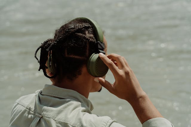 un ragazzo ascolta musica dalle cuffie