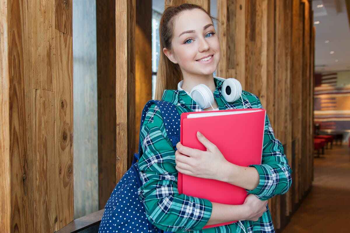 Strategie metacognitive: una studentessa sorridente
