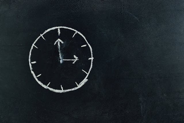 disegno di orologio su lavagna