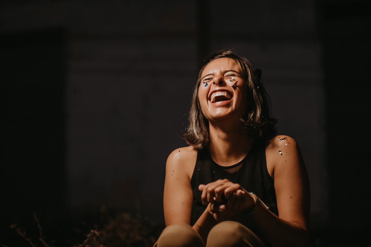 Ambivalenza emotiva: una donna che ride e piange