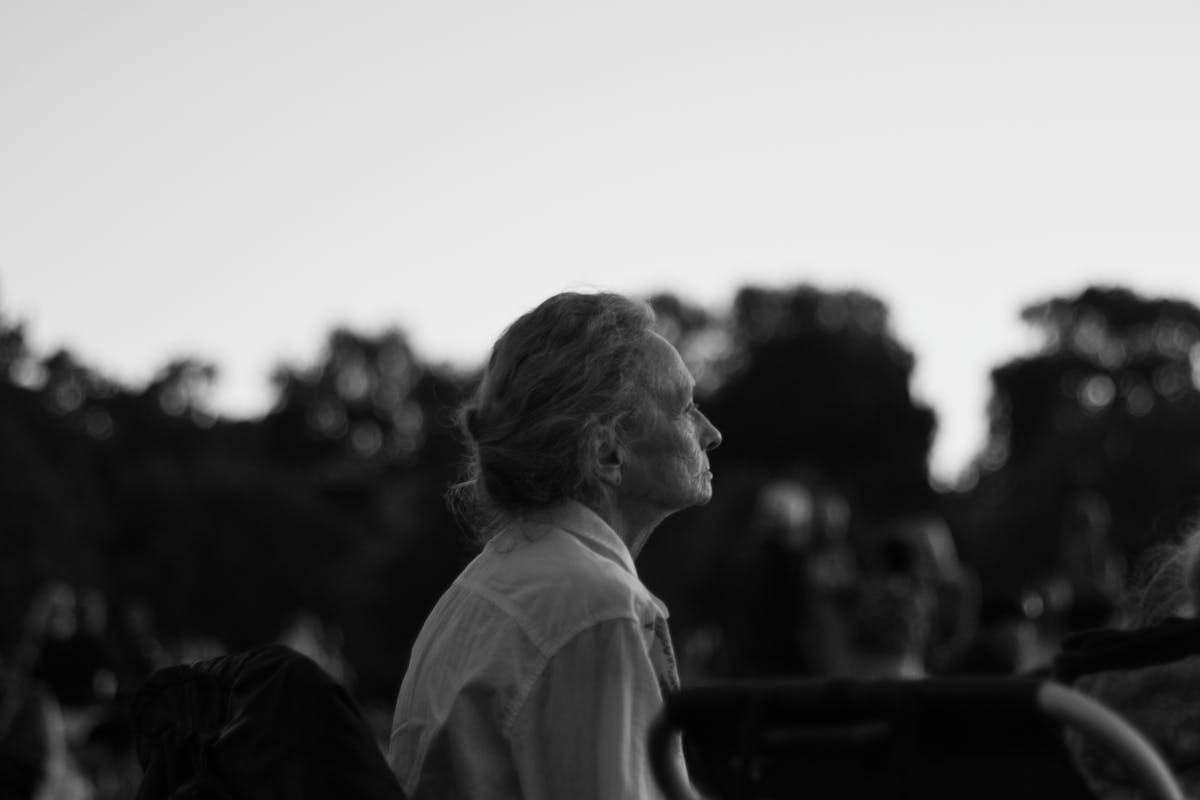 Depressione e pensione: una signora sola guarda l'orizzonte