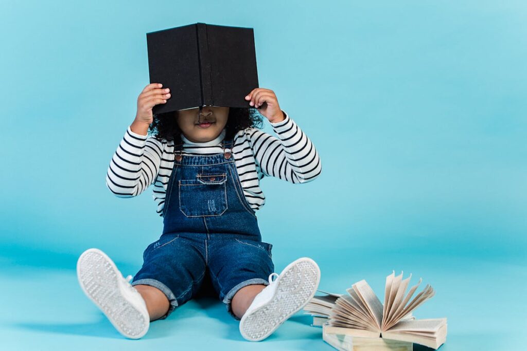 Mutismo selettivo: una bambina si nasconde dietro un libro